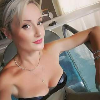 Uwielbia rozmowy, przyjaźń i luźne spotkania