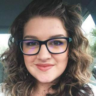 Szuka wolności i lekkiej relacji